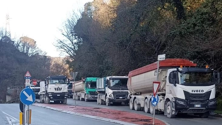 La lunga fila di camion che hanno bloccato la galleria Santa Croce, la pesa di Miseglia e la strada. che porta alle cave