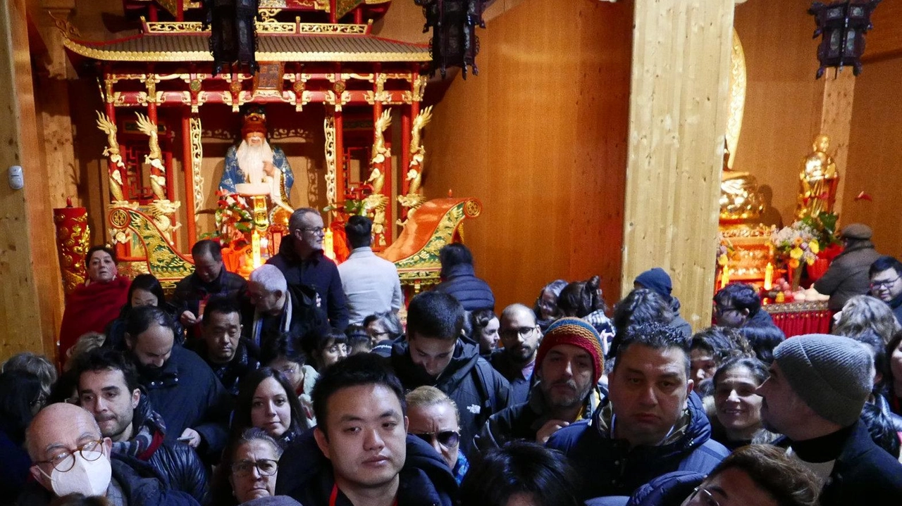 In coda per entrare nel tempio e sotto una preghiera buddista Foto Attalmi