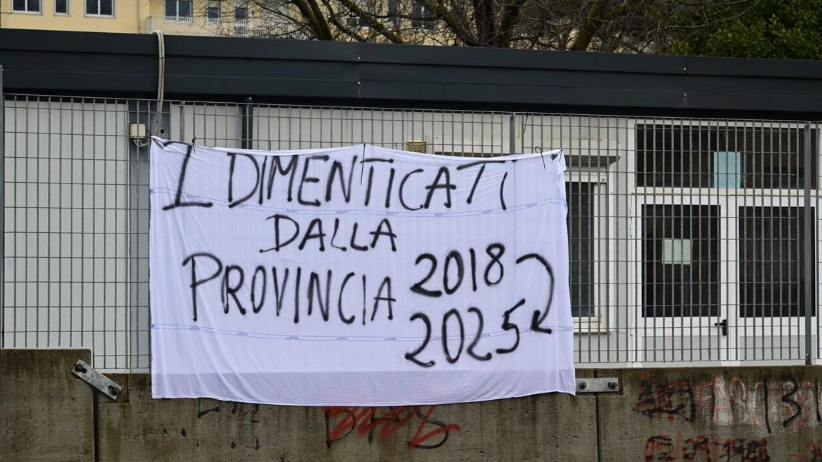 Uno striscione appesso dagli studenti alla recinzione davanti ai container che ospitano gli alunni del “Paladini“