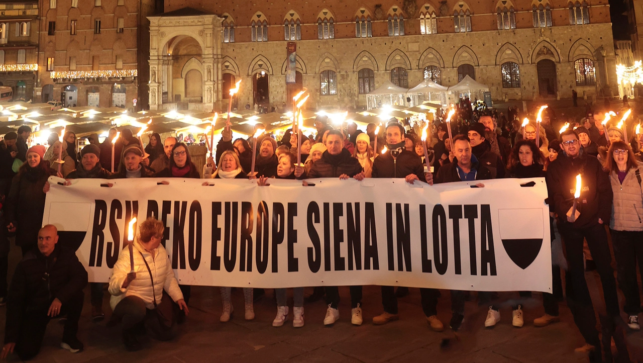 La fiaccolata di protesta degli operai della Beko in piazza del Campo a Siena