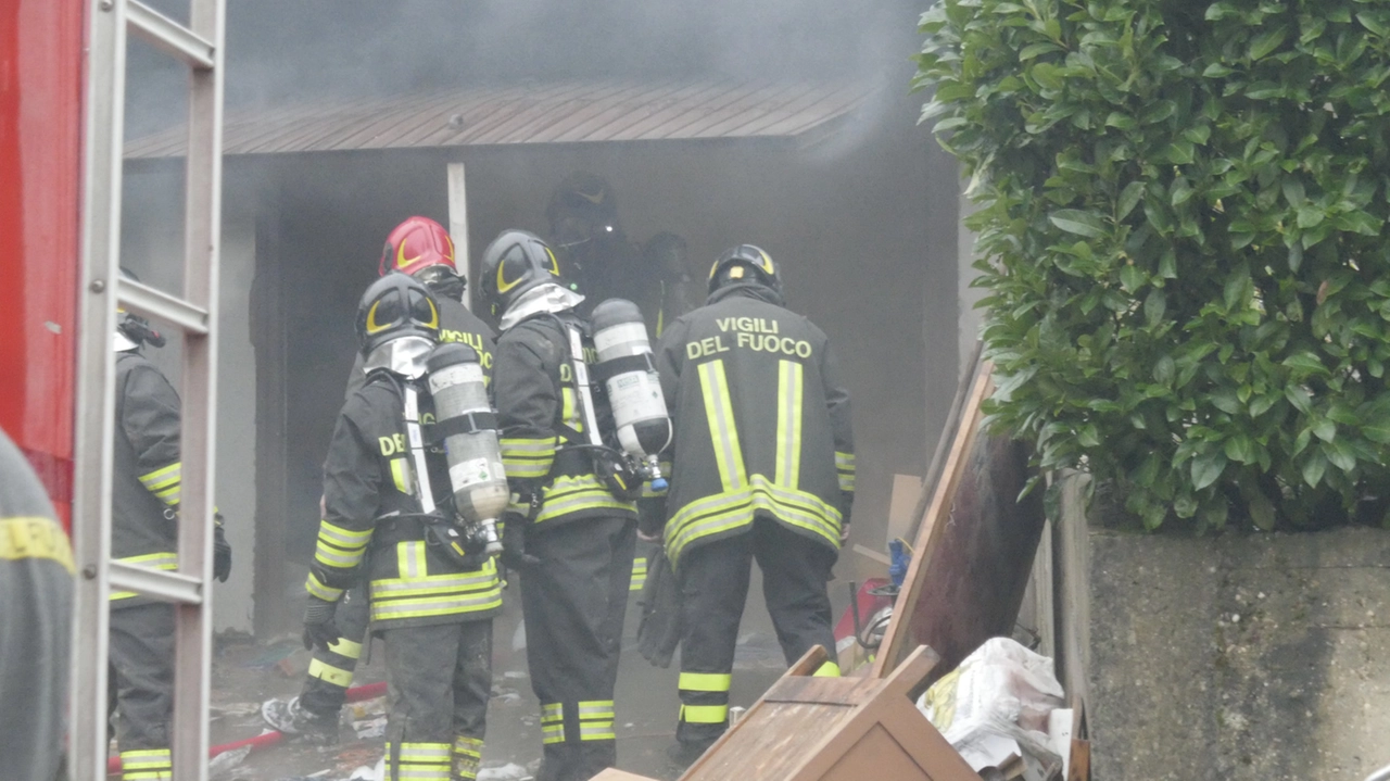 Vigili del fuoco all'esterno della villetta di Montepiano nei minuti successivi all'incendio (Foto Attalmi)