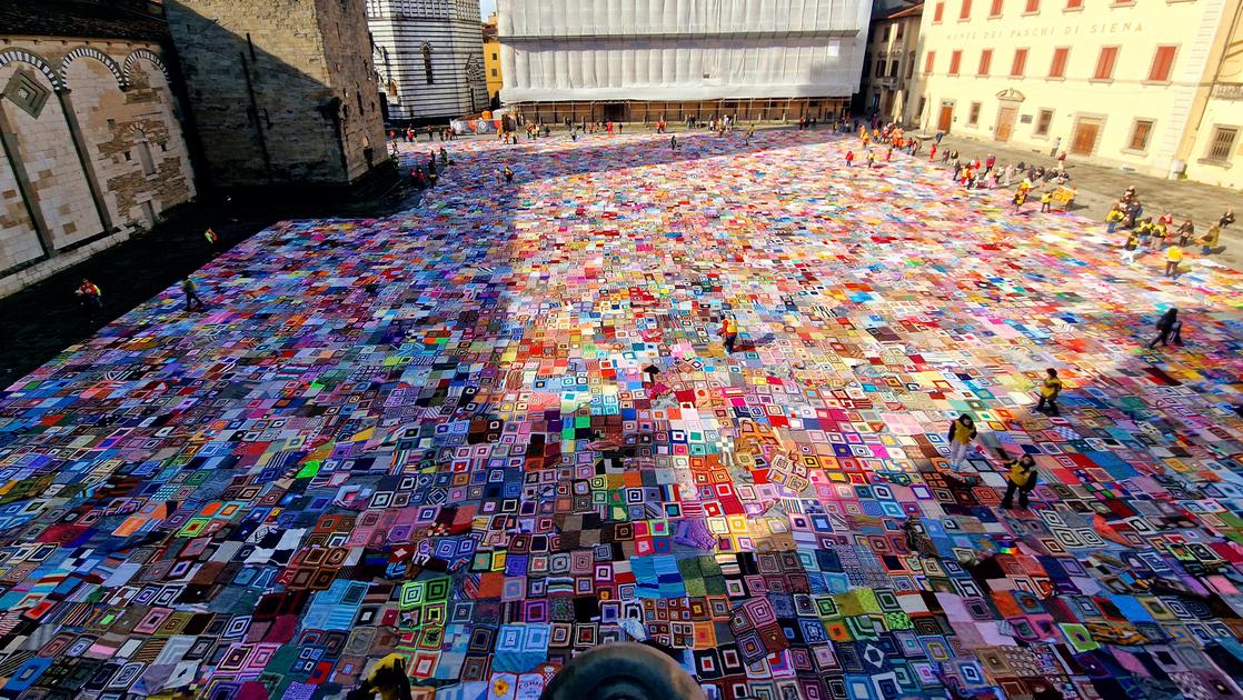 Pistoia, piazza Duomo è un mare di colori e solidarietà: oltre 4mila coperte contro la violenza sulle donne