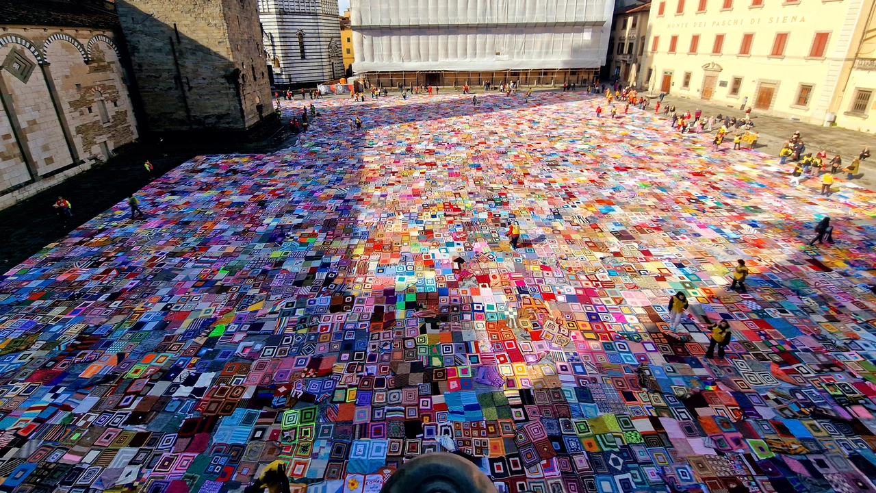 Il mare di coperte in piazza Duomo a Pistoia (Foto Acerboni/FotoCastellani)