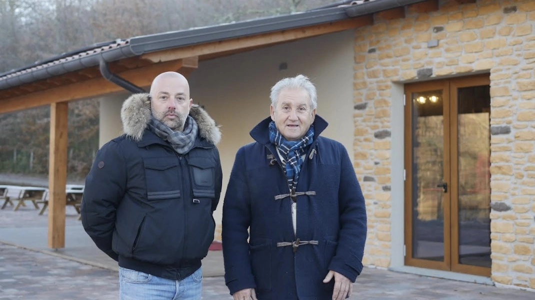 Il sindaco di Chiusi della Verna Giampaolo Tellini e il proprietario del Glamping