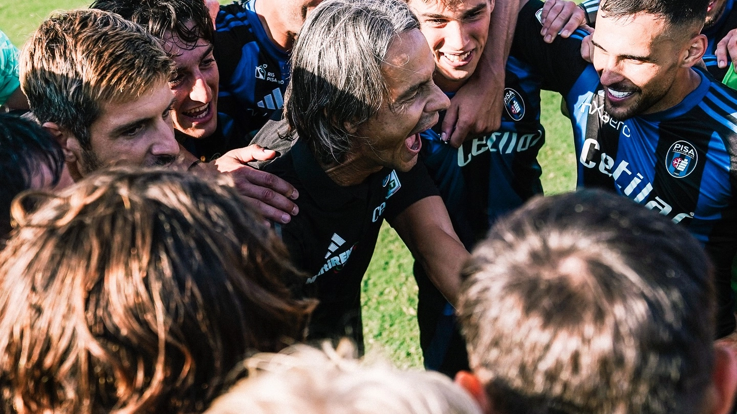 Il gruppo squadra del Pisa (foto Pisa SC)