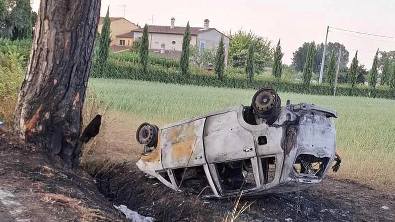 Muore nell’auto a fuoco di notte sulla Calcesana