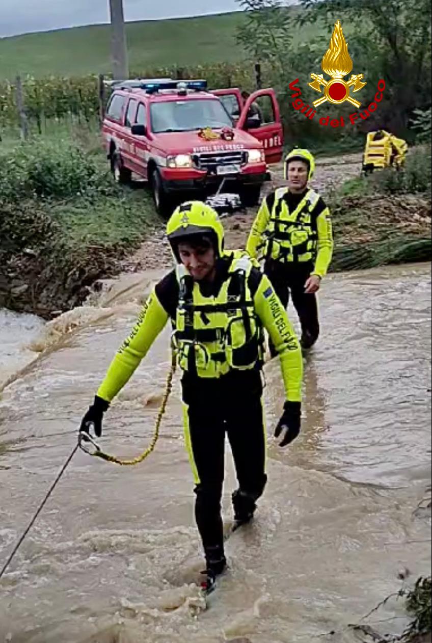 Radicondoli, un uomo e una donna bloccati dalla piena di un torrente: salvati dai vigili del fuoco