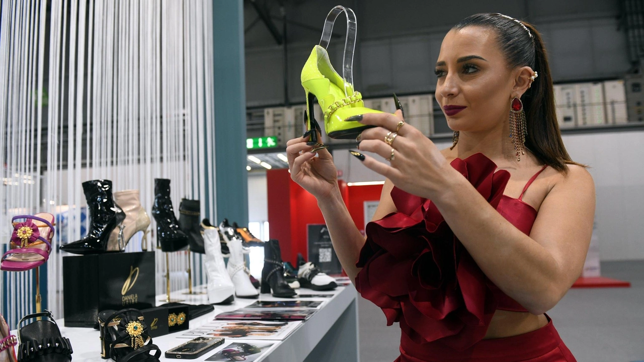 Un’immagine del Salone internazionale della calzature che è in corso a Milano: l’evento chiude oggi e apre Lineapelle