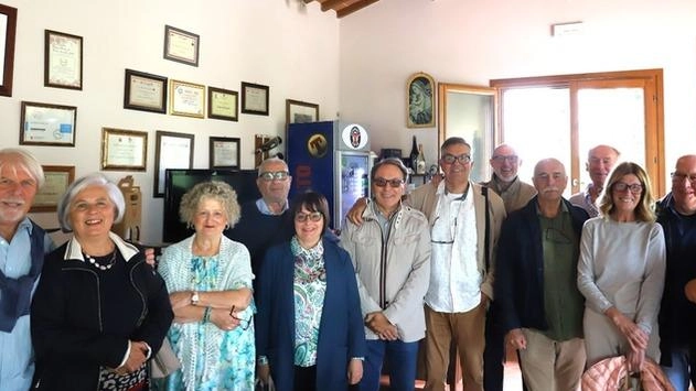 Ex studenti del Liceo Marconi di San Miniato si ritrovano dopo 50 anni a Empoli per una giornata di ricordi e emozioni, ricordando i compagni scomparsi e rivivendo i momenti della gioventù.