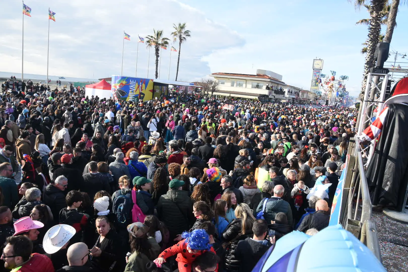 Carnevale di Viareggio, la seconda sfilata: sole e grande folla. Burlamacco d’Oro a Mentana