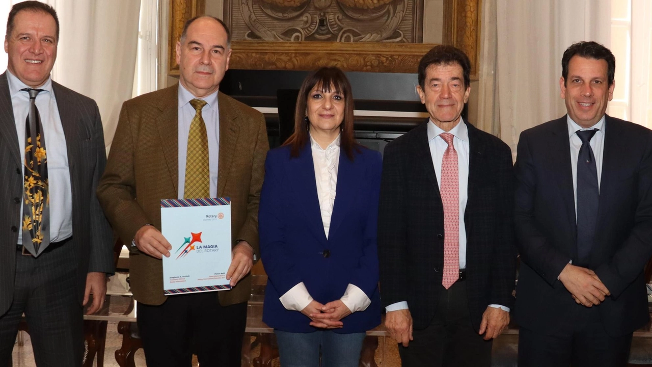 Il vicesindaco Raffaele Latrofa, l’assessore Giovanna Bonanno, il prof Gabriele Siciliano, Francesco Durante (Rotary Pisa Pacinotti) Alessandro Porcelli, presidente Aisla