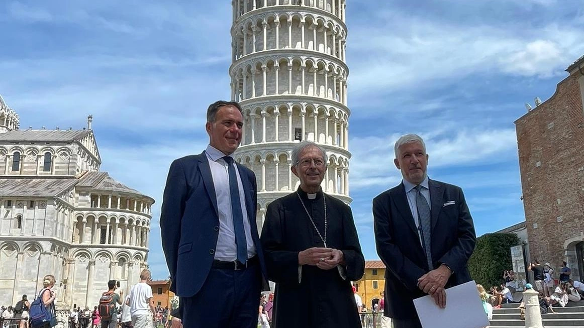 L’arcivescovo di Pisa Giovanni Paolo Benotto tra il sindaco Michele Conti e il presidente dell’Opa Andrea Maestrelli