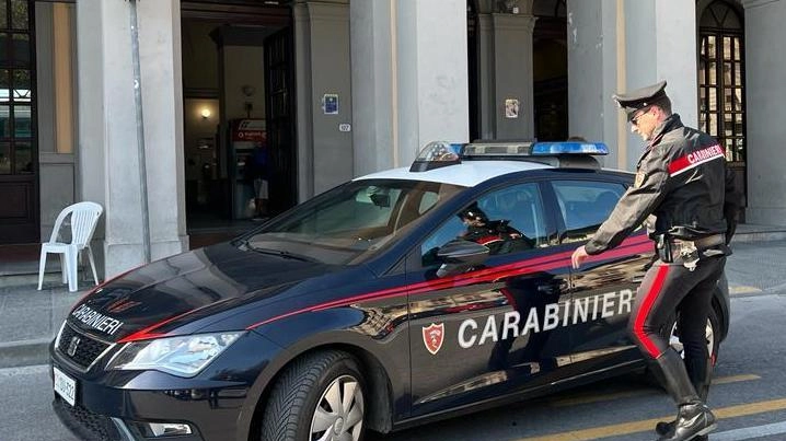 In manette un giovane tunisino residente a Massarosa, già pregiudicato. Aveva cocaina, eroina e materiali per il confezionamento. Va ai domiciliari.