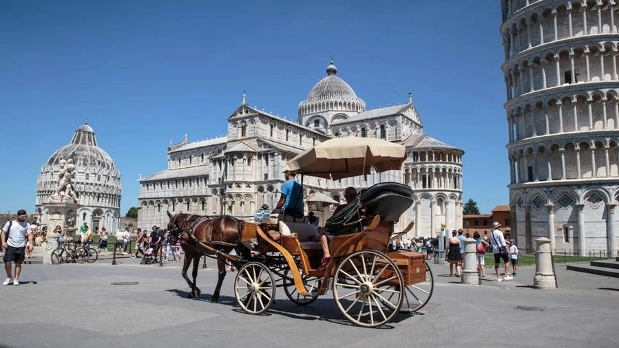 Una carrozza in piazza del Duomo a Pisa