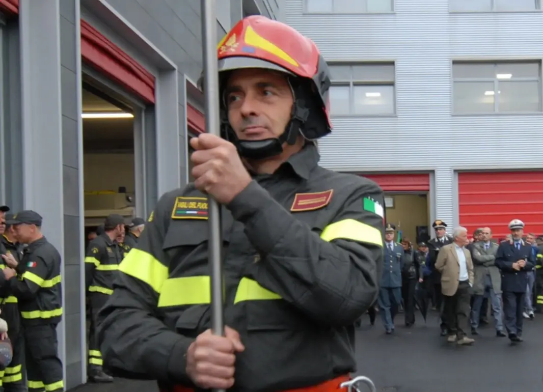 Dopo 35 anni di servizio, i vigili del fuoco di Pisa salutano Fabrizio Mainardi