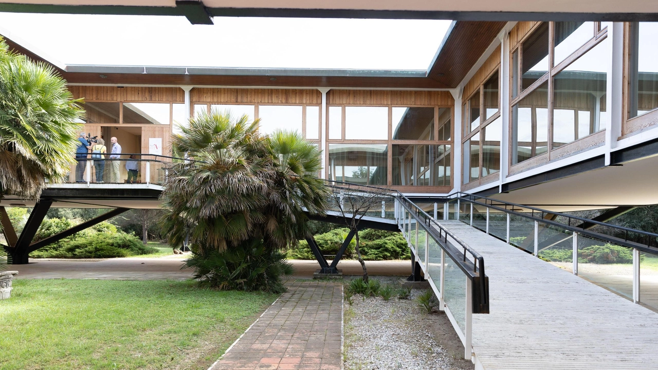 L’esterno della Villa del Gombo nel Parco di San Rossore costruita alla fine degli anni ’50 e recentemente restaurata (foto di Enrico Mattia del Punta/Valtriani)