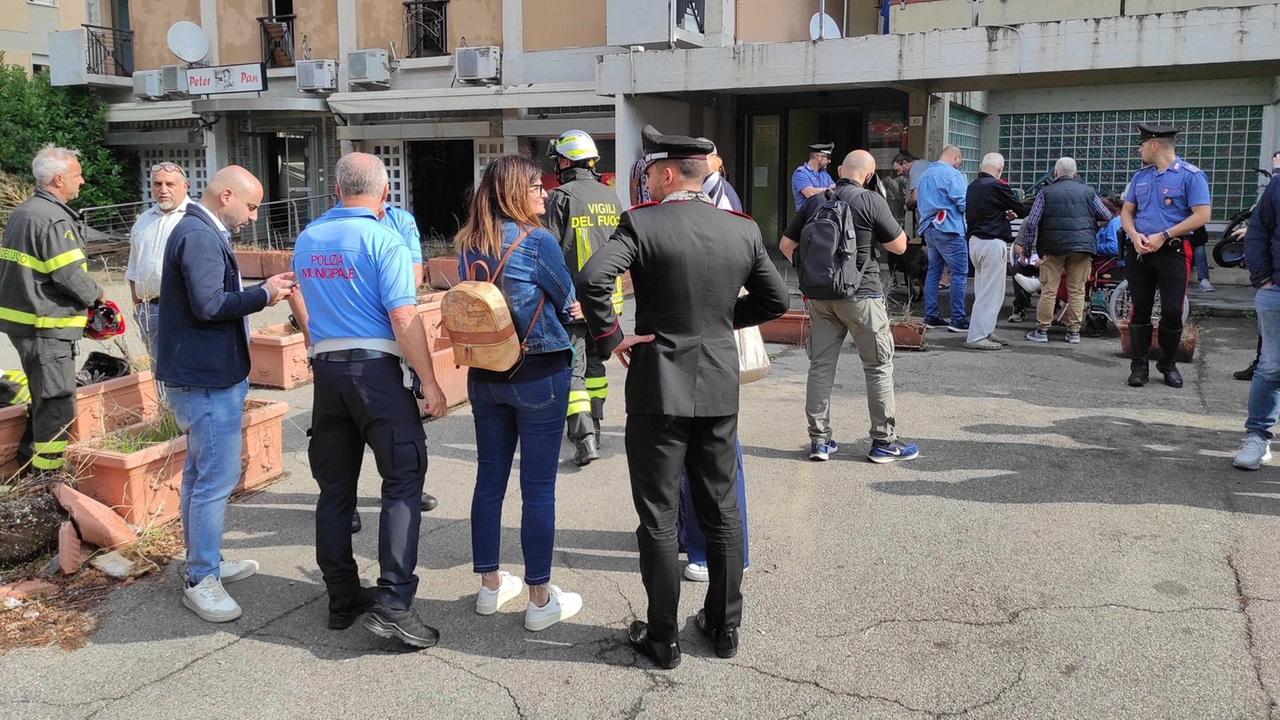 Sul posto sono intervenuti vigili del fuoco, carabinieri e polizia municipale