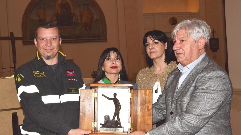 È intervenuto dopo un incidente stradale lanciandosi in acqua senza esitazione per soccorrere i feriti. Cerimonia emozionante nel ricordo di Giancarlo Tofi .