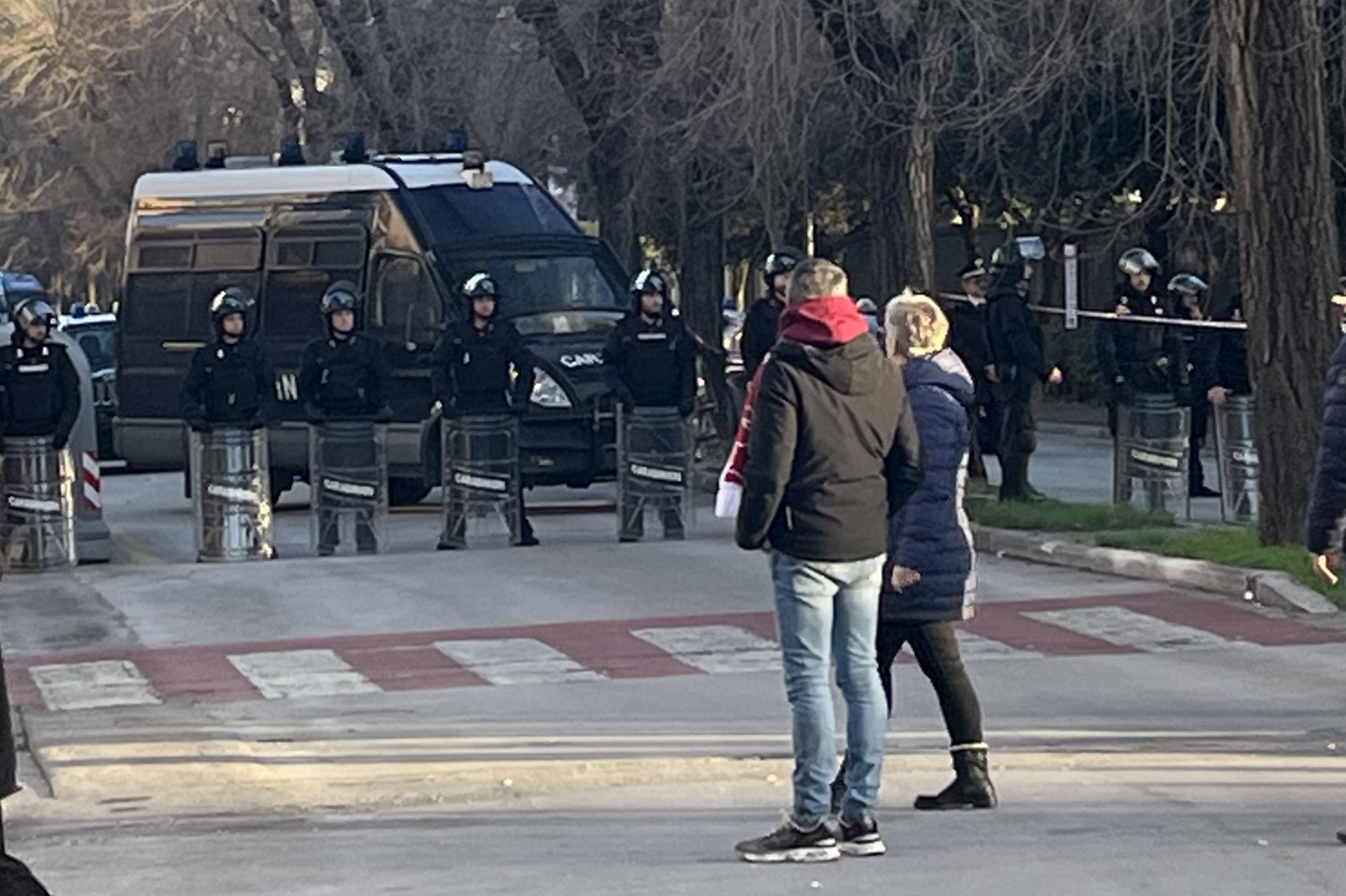 Grosseto Livorno, disordini e scontri dopo il derby di Serie D: due poliziotti feriti