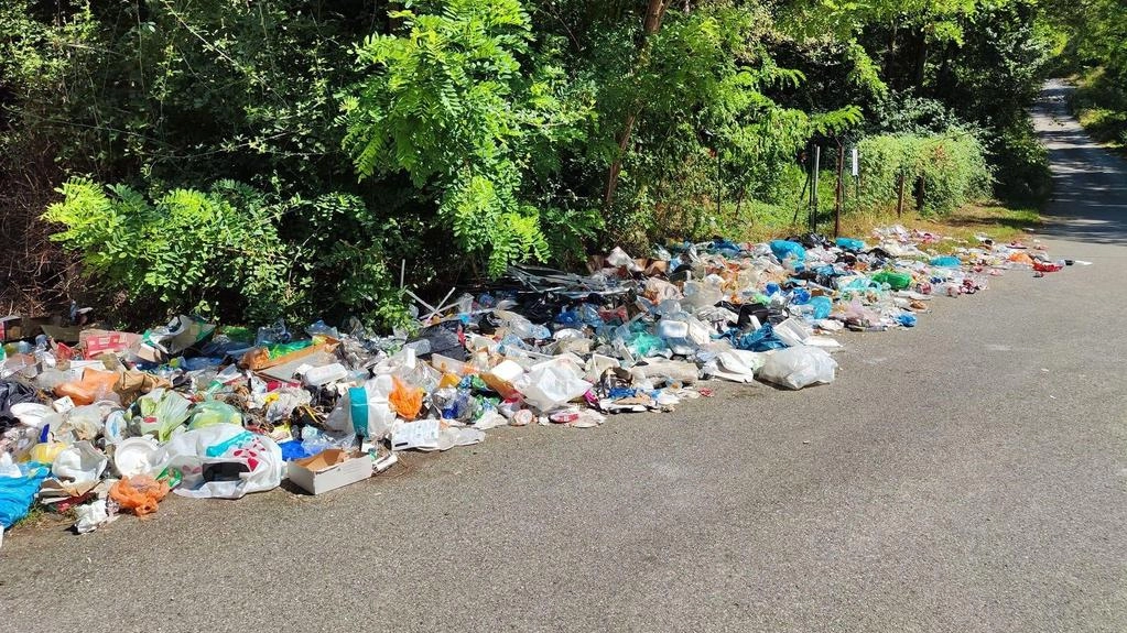 Una discarica a ponte del Ramello. Rifiuti lasciati da turisti a Ferragosto: "E’ un disastro. Ora chi pulisce?"