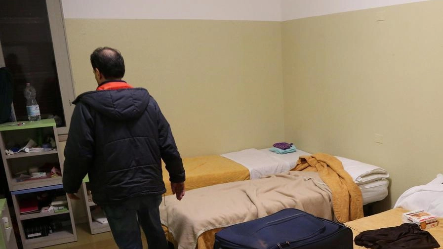 La pazzesca vicenda di un uomo e la sua famiglia rimasti senza casa e costretti a separarsi per trovare un ricovero