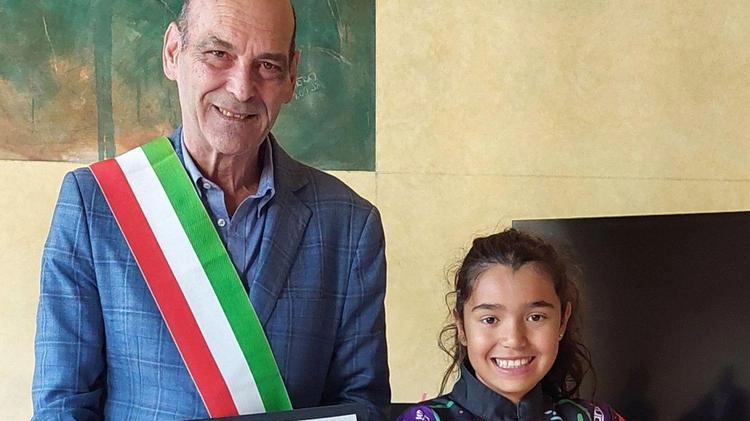 L’assessore allo sport Andrea Cosci premia la giovane campionessa di kart Lola Mukhammadiyev