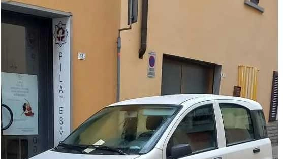 Un'auto comunale di Bagno a Ripoli finisce al centro di polemiche per essere stata parcheggiata in un posto per disabili. Il dipendente responsabile, in buona fede, si scusa e pagherà la multa.