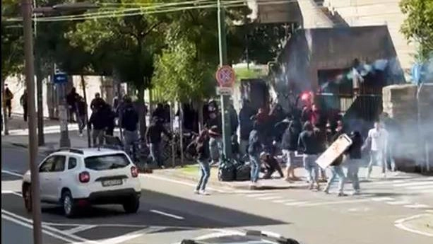 Lo scontro tra ultras di Spezia e Reggiana. in viale Aldo Ferrari