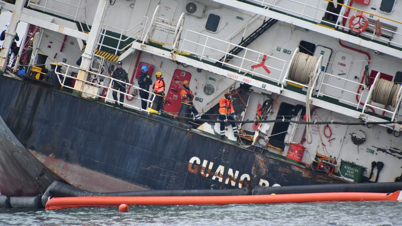 La nave incagliata a Marina di Massa