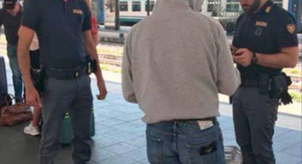 Oltre 20 dosi di crack nelle scarpe: 37enne arrestato a Firenze