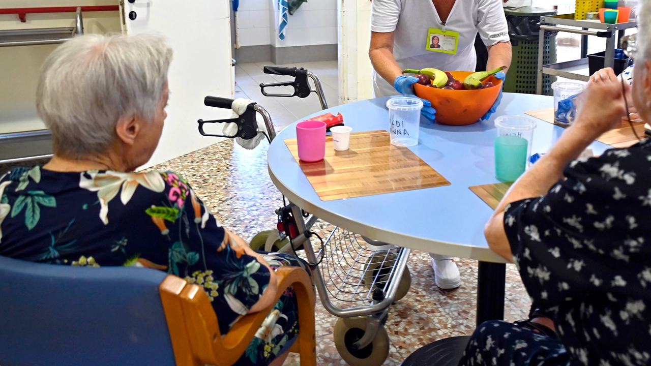 Il momento del pranzo in una rsa è anche l’occasione per socializzare