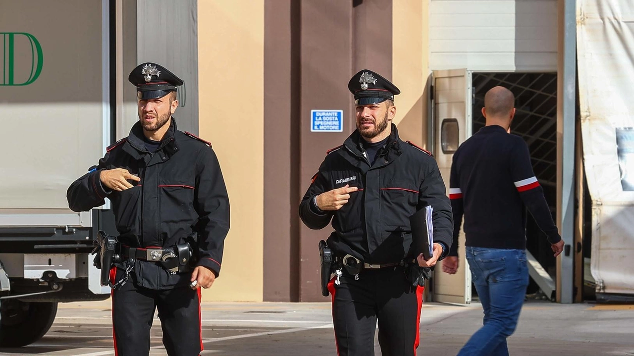 Un’immagine delle attività d’indagine dei carabinieri della compagnia e della stazione dopo il tentato assalto al più grande calzaturificio del Valdarno