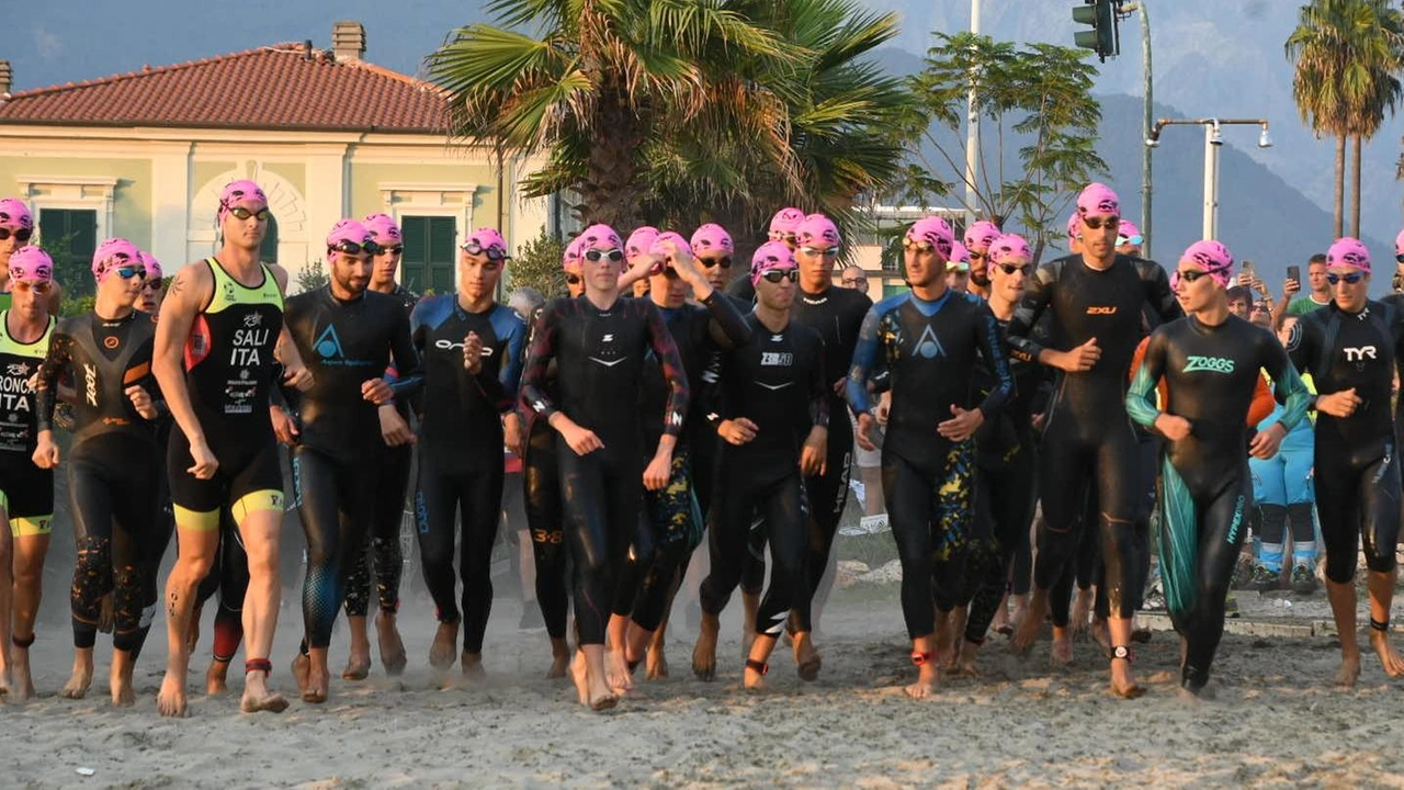 Gli atleti che si sono dati battaglia nella gara ’Night of Triathlon’ (Foto servizio Paola Nizza)