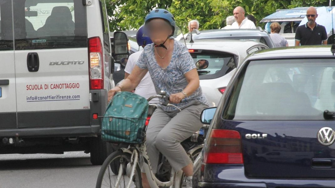 Biciclette e monopattini. Tutti in controsenso. Ora la stretta si avvicina: "Sì a controlli e multe"