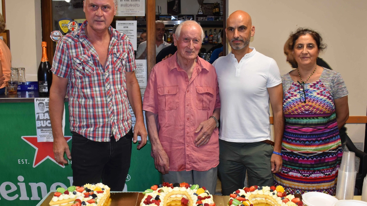 Alla festa organizzata per i 95 anni di Domenico e per il secolo del Bar Bucci c’era anche il sindaco