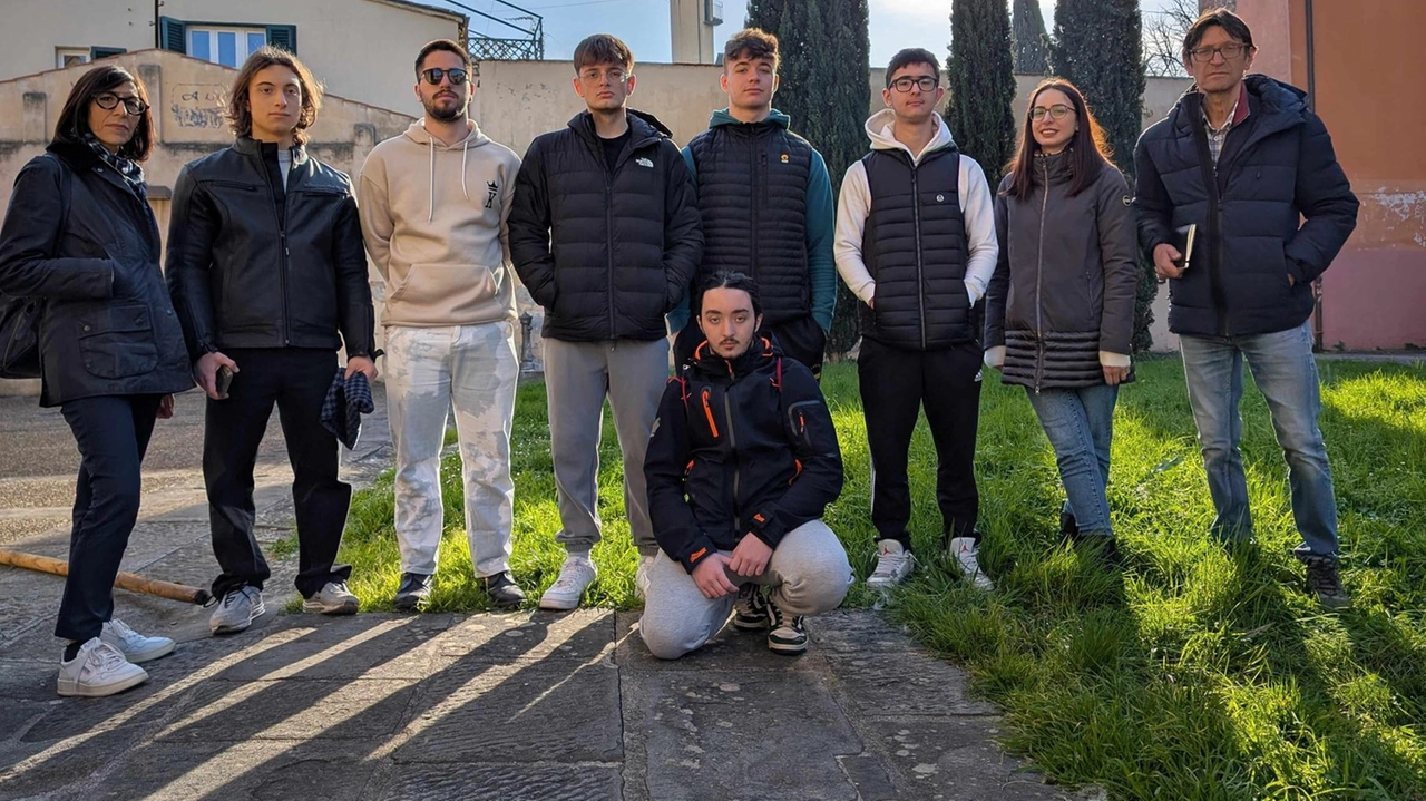 I ragazzi dell’istituto De Franceschi - Pacinotti che parteciperanno alla riqualificazione del giardino