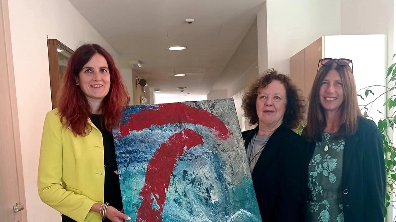 L'artista Cecilia Chiavistelli, originaria di Poggibonsi ma residente a Firenze, ha donato un quadro al Comune di Poggibonsi legato alla mostra "Extra nove Volarismus". La sua opera "Un gesto" contribuisce ad arricchire il patrimonio artistico della città.