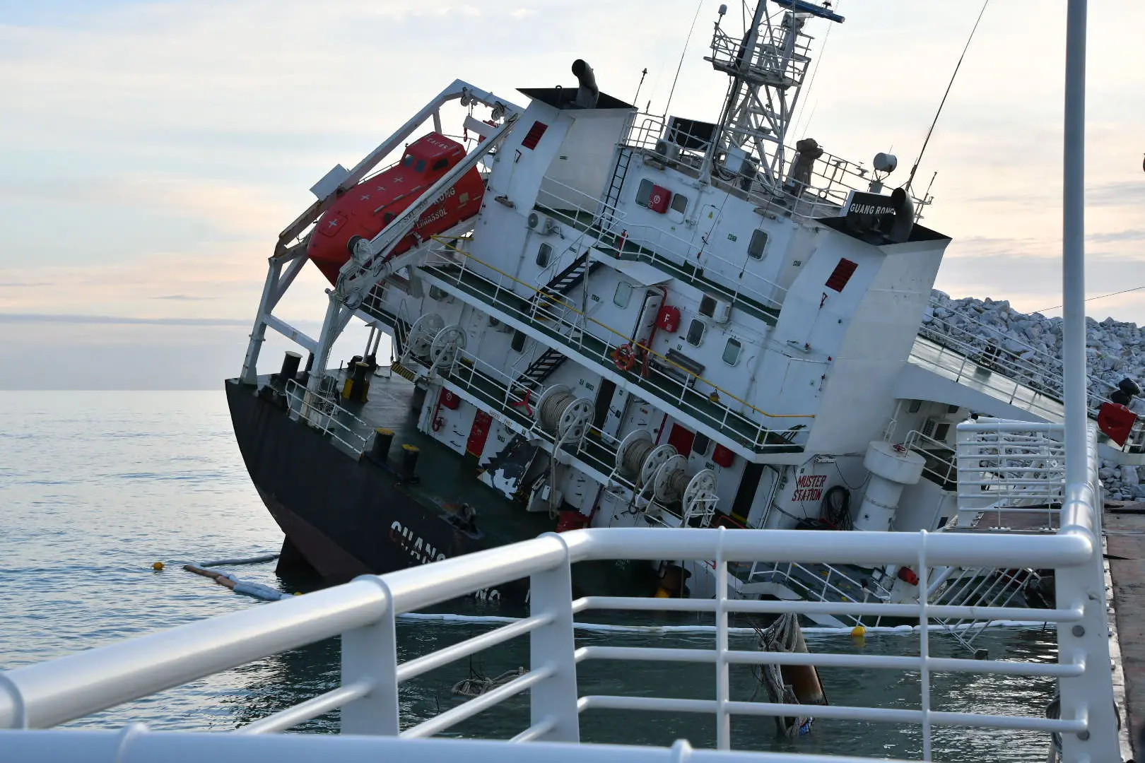 Nave incagliata, le analisi di Arpat: “Nessun rilascio significativo di sostanze inquinanti”