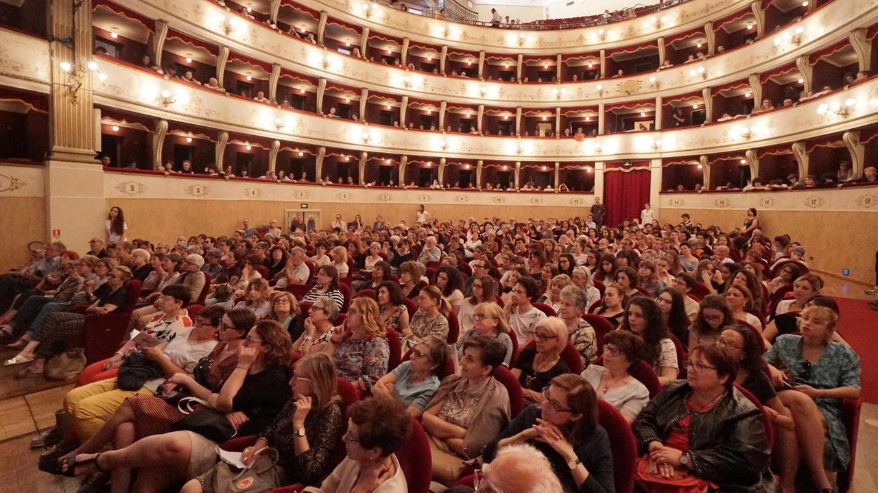 Il restauro del teatro Manzoni impone di individuare nuove soluzioni per accogliere gli spettacoli Ma già si sa che è stata scartata l’ipotesi di uscire dal territorio provinciale (foto d’archivio)