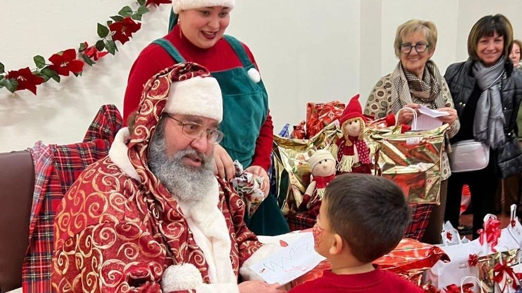 Un Natale di solidarietà per i ragazzi. Via alla raccolta di doni nei negozi