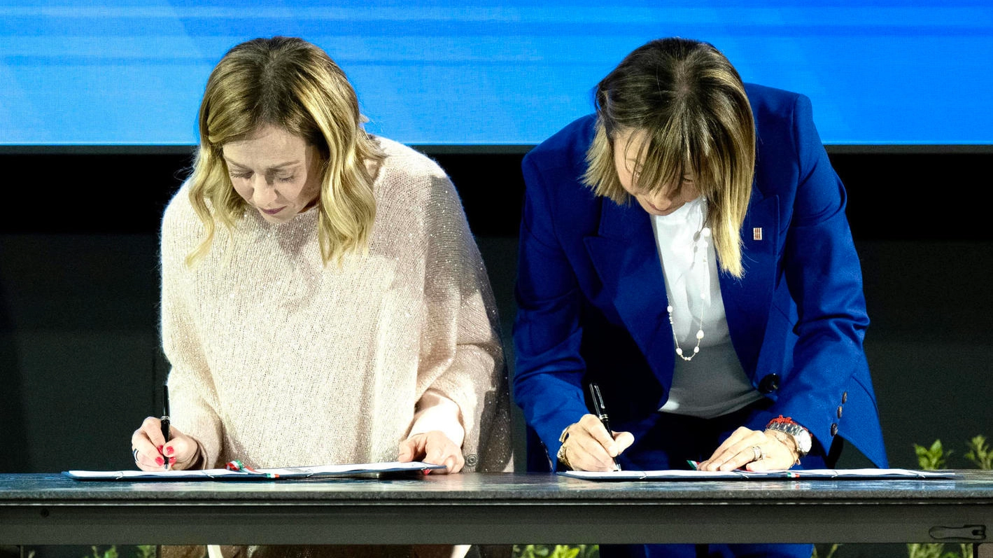 La presidente del consiglio Giorgia Meloni e la Governatrice umbra Donatella Tesei firmano l’accordo: è il marzo di quest’anno