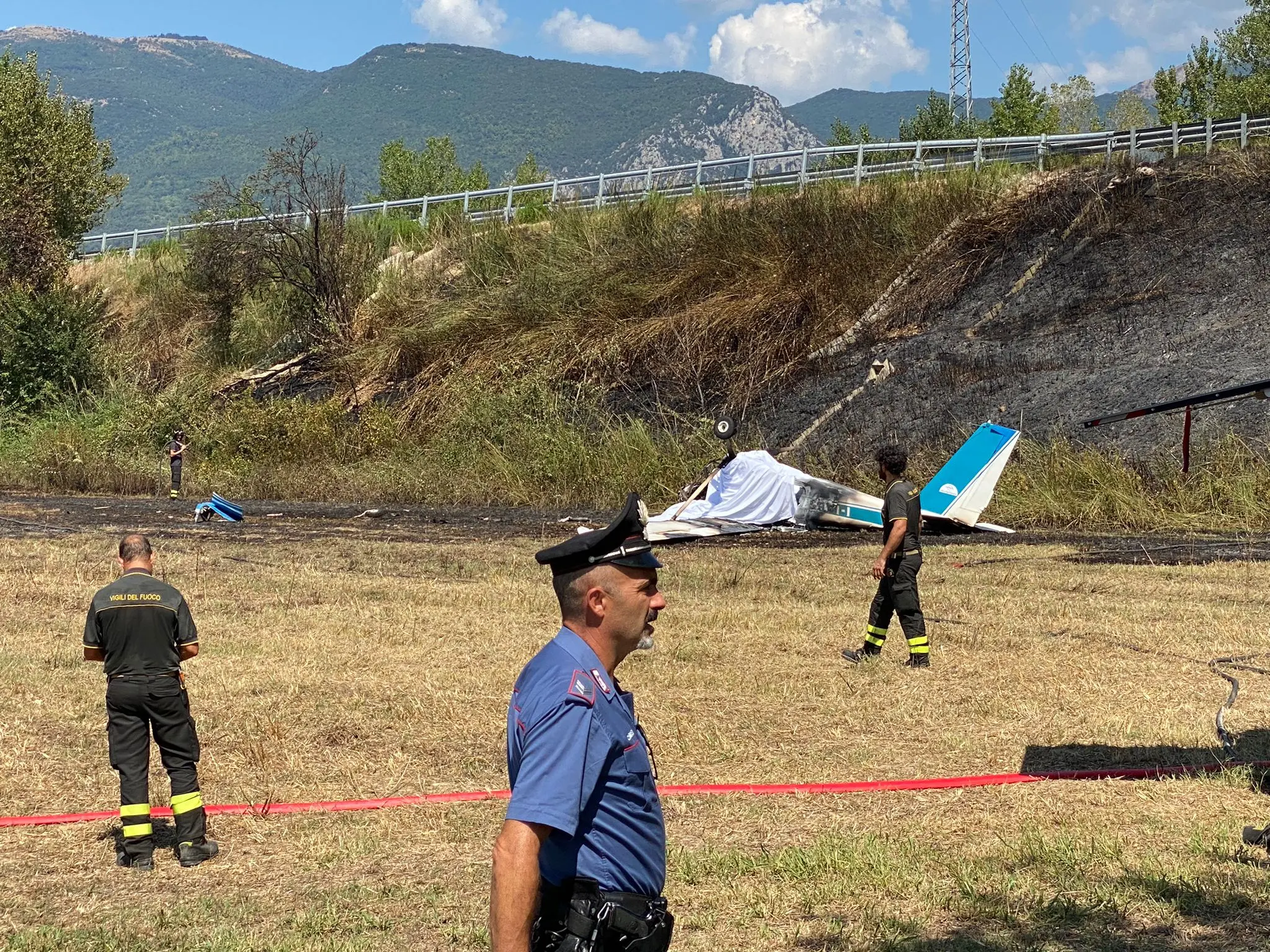 Aereo precipita e si schianta al suolo vicino alla superstrada, due morti