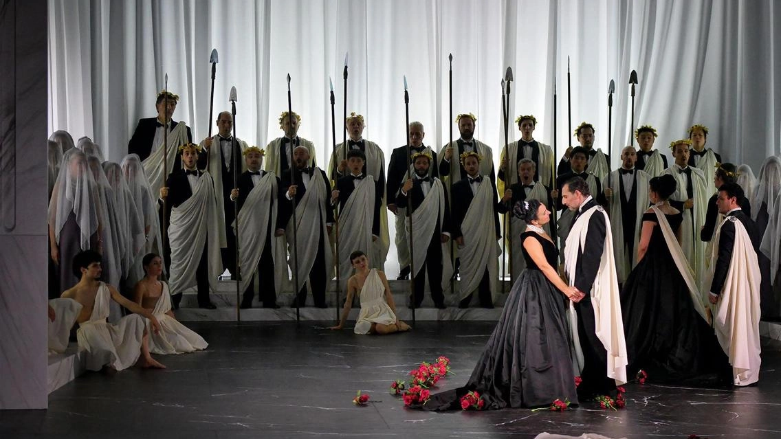 La Vestale è conosciuta al grande pubblico grazie alla memorabile interpretazione scaligera di Maria Callas e Franco Corelli, nel 1954, con la regia di Luchino Visconti,