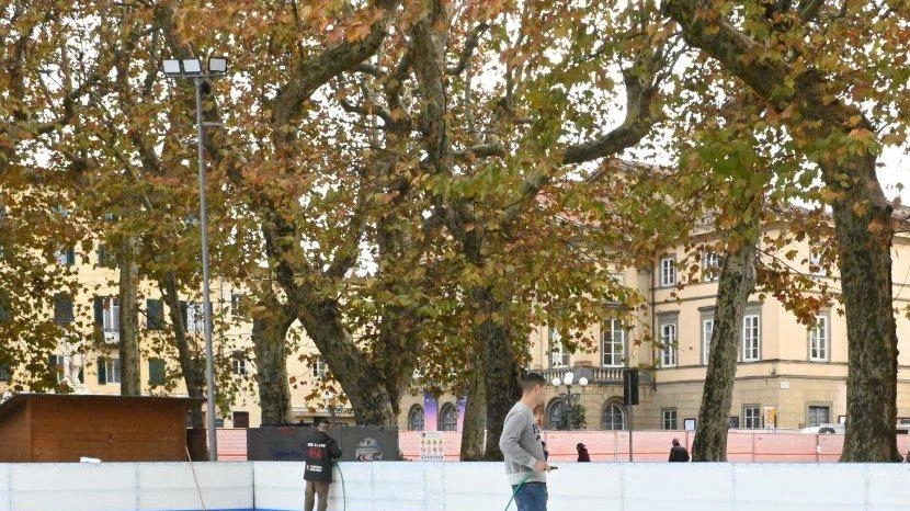 Il Comune di Lucca trasferisce la storica pista su ghiaccio da piazza Grande a piazzale Vittorio Emanuele, per valorizzare il territorio e offrire un'esperienza completa di sport e intrattenimento. Una commissione deciderà la gestione dell'area.