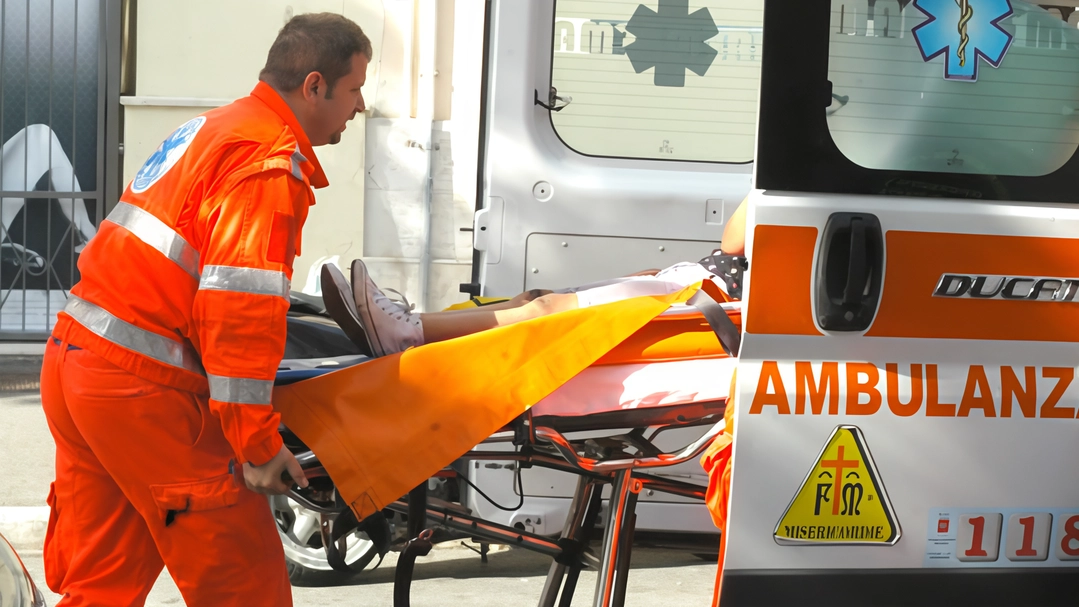 Un’ambulanza ha trasferito la vittima in pronto soccorso