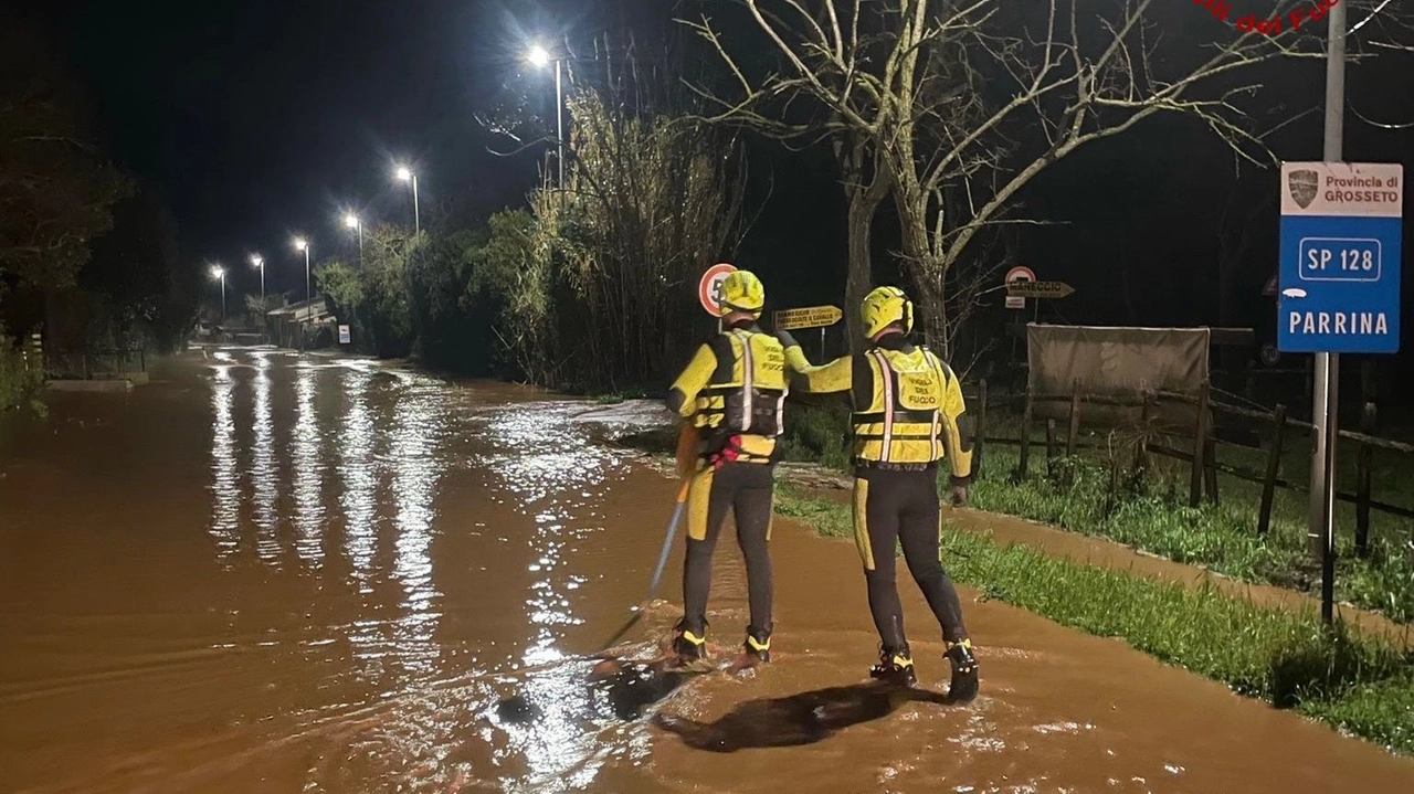 Vigili del fuoco impegnati durante la notte degli allagamenti