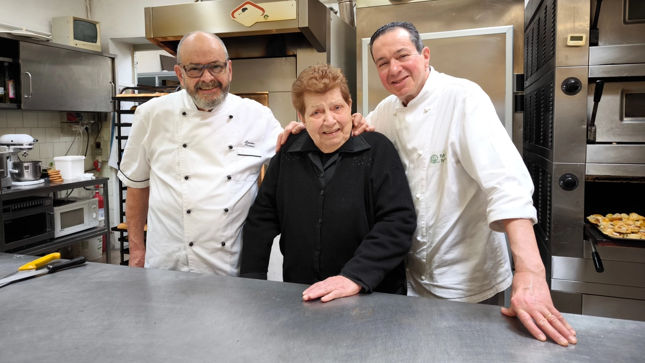 Massimo Peruzzi con il fratello Pietro Paolo e l’instancabile mamma Brunella che ancora oggi scende in pasticceria a salutare i clienti