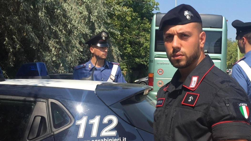 Una pattuglia di carabinieri durante i controlli sulle strade del territorio