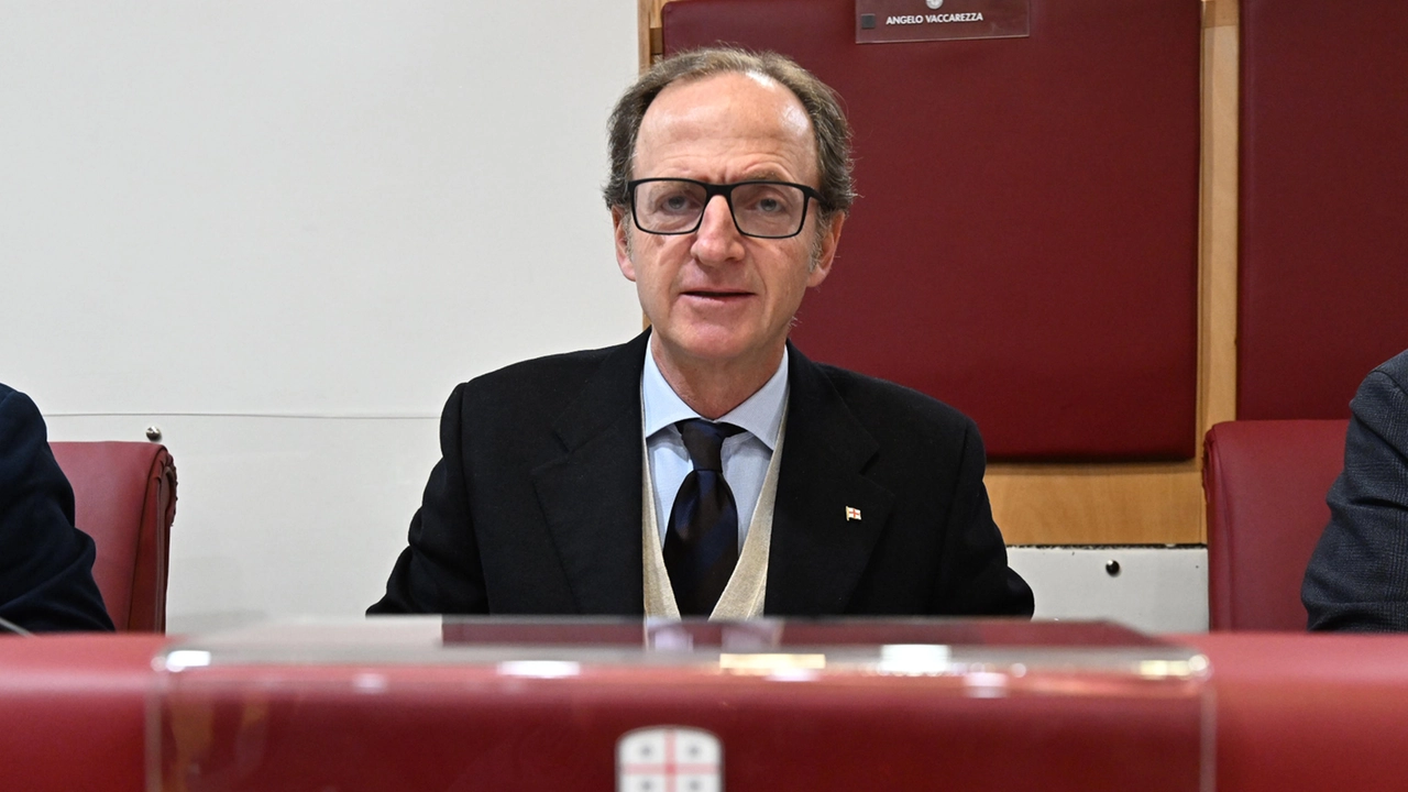 L'assessore alla Sanità della Regione Liguria, Massimo Nicolò, durante la seduta del Consiglio regionale (foto Ansa/Luca Zennaro)