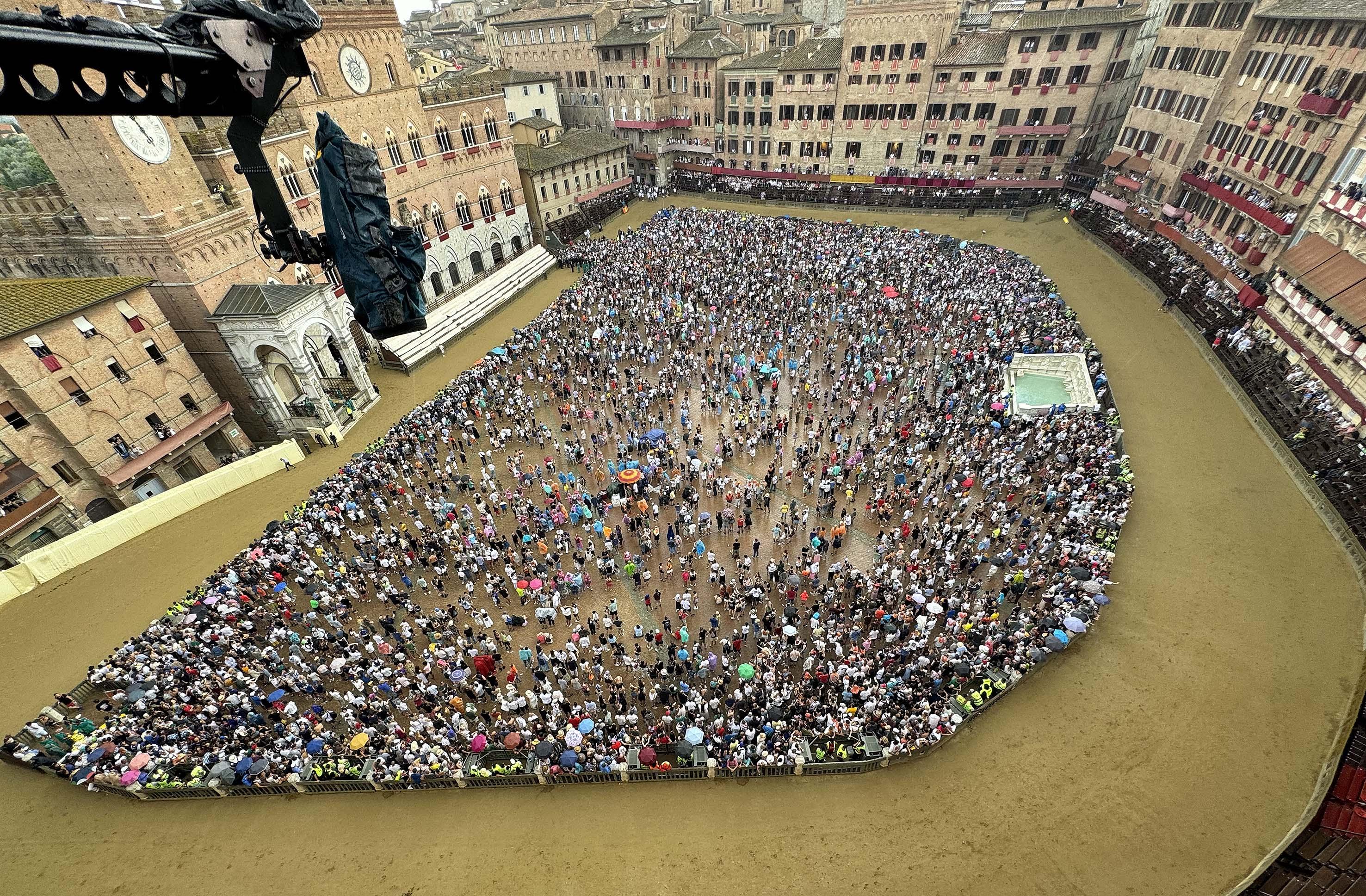 Siena, il Drappellone del Palio dell’Assunta a Francesco De Grandi